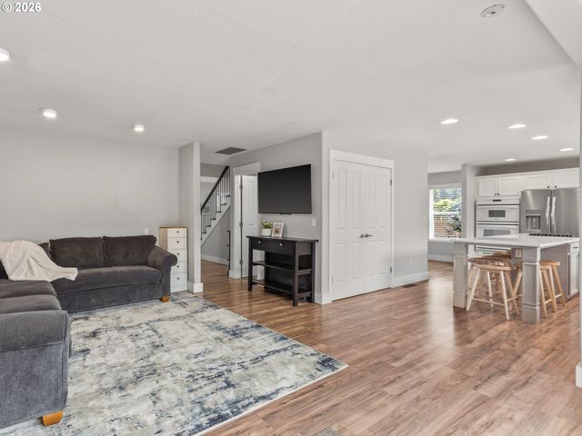 724 E 7TH St, La Center, WA 98629
