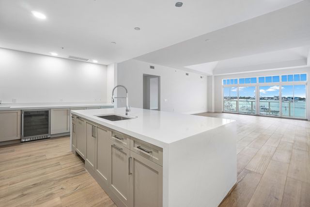 180 Lake Drive 2-302, Palm Beach Shores, FL 33404