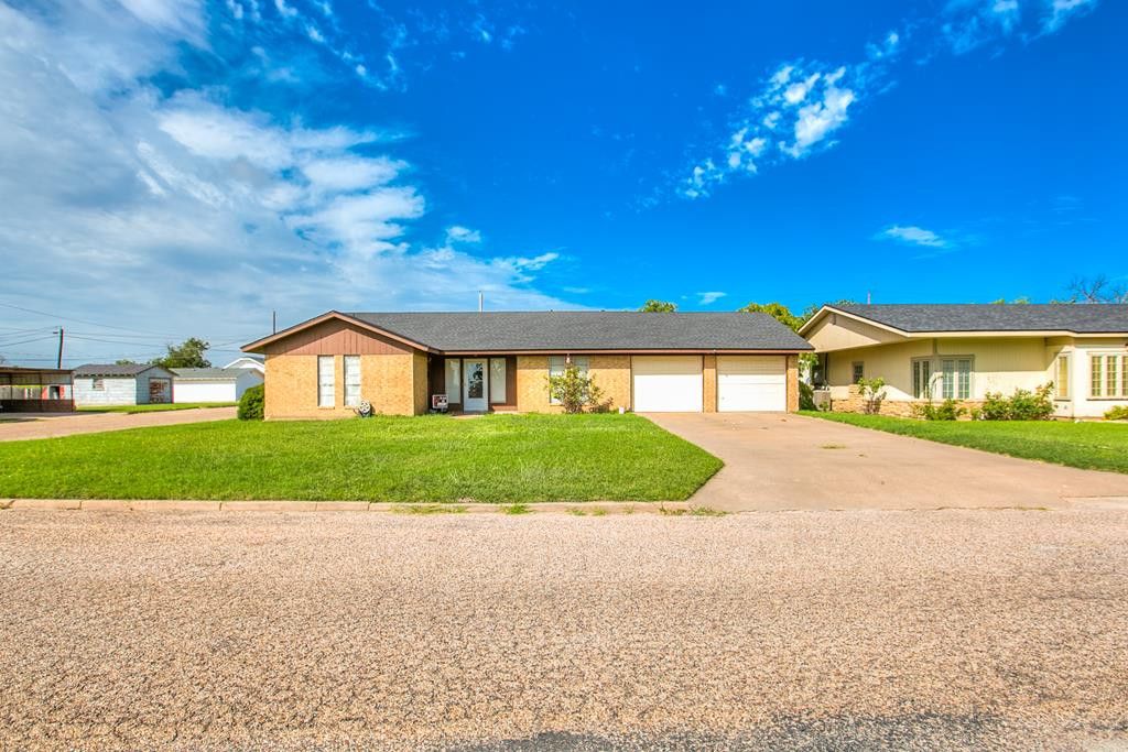 401 N 3rd Street, Ballinger, TX 76821