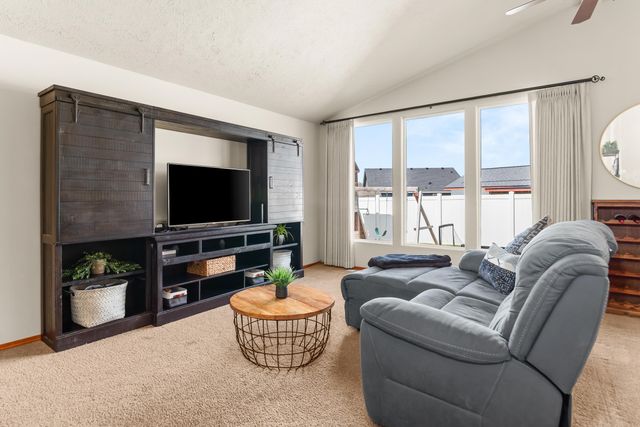 1613 E 2nd St, Deer Park, WA 99006