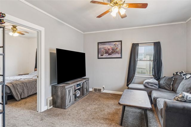 902 W Robinson Street, Knoxville, IA 50138