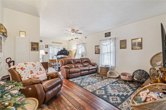 902 W Robinson Street, Knoxville, IA 50138