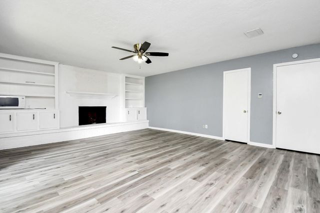 1050 Broadmoor Drive, Huntsville, TX 77340
