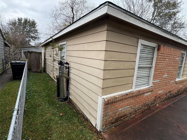 10206 Chesterfield Drive, Houston, TX 77051