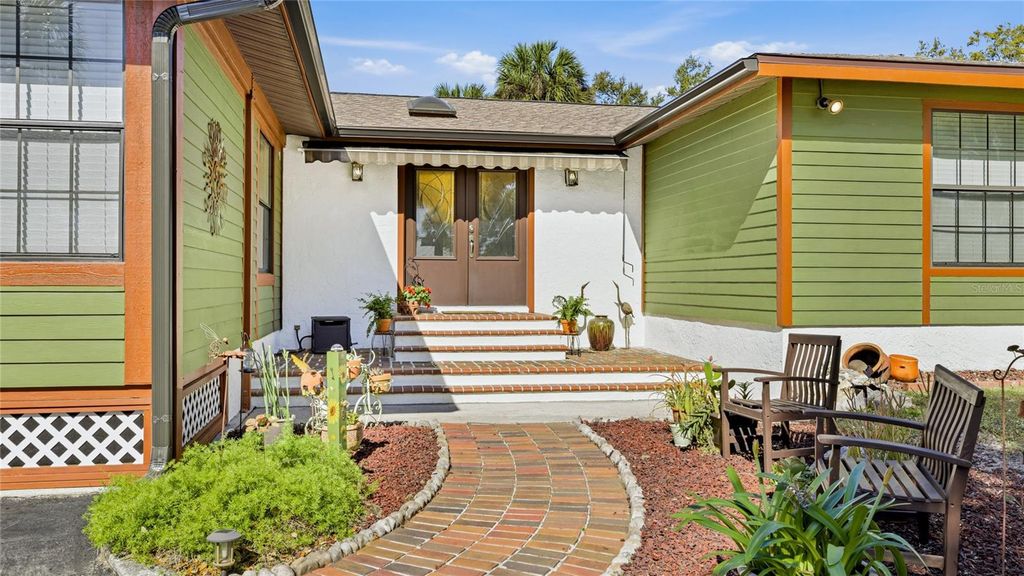 Image 2 of property listing at 906 TROPICAL DRIVE, Bradenton, FL 34208