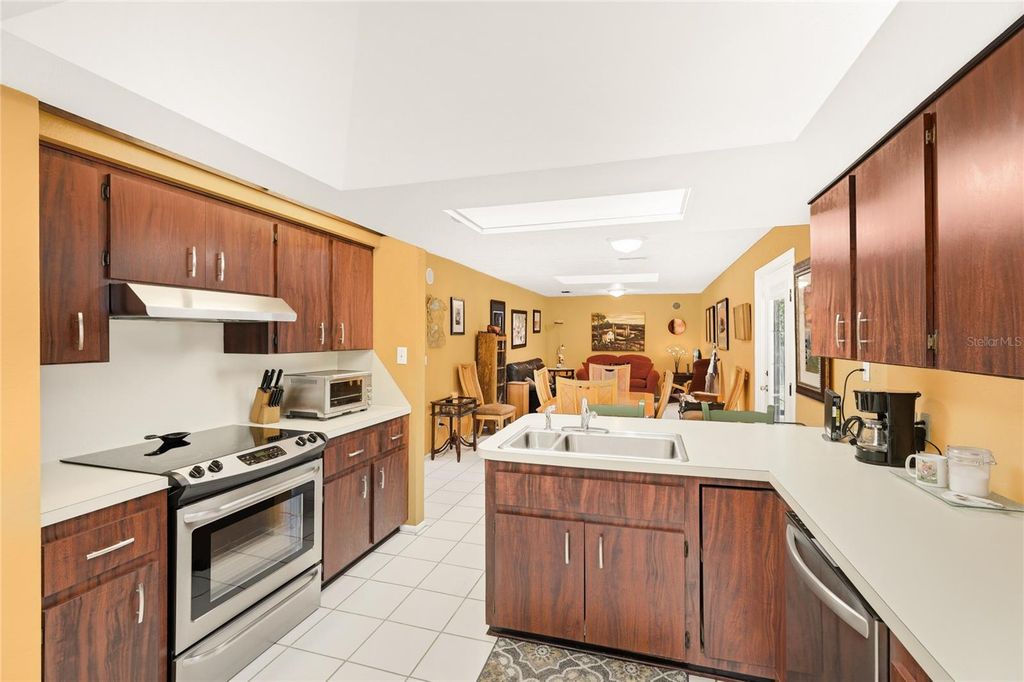 Image 12 of property listing at 906 TROPICAL DRIVE, Bradenton, FL 34208