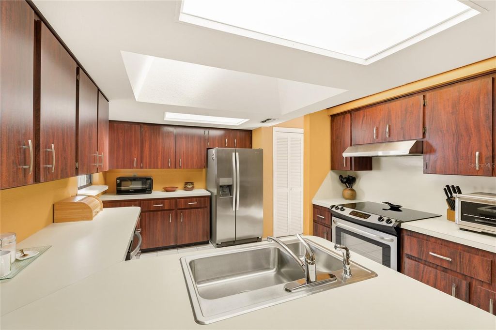 Image 14 of property listing at 906 TROPICAL DRIVE, Bradenton, FL 34208