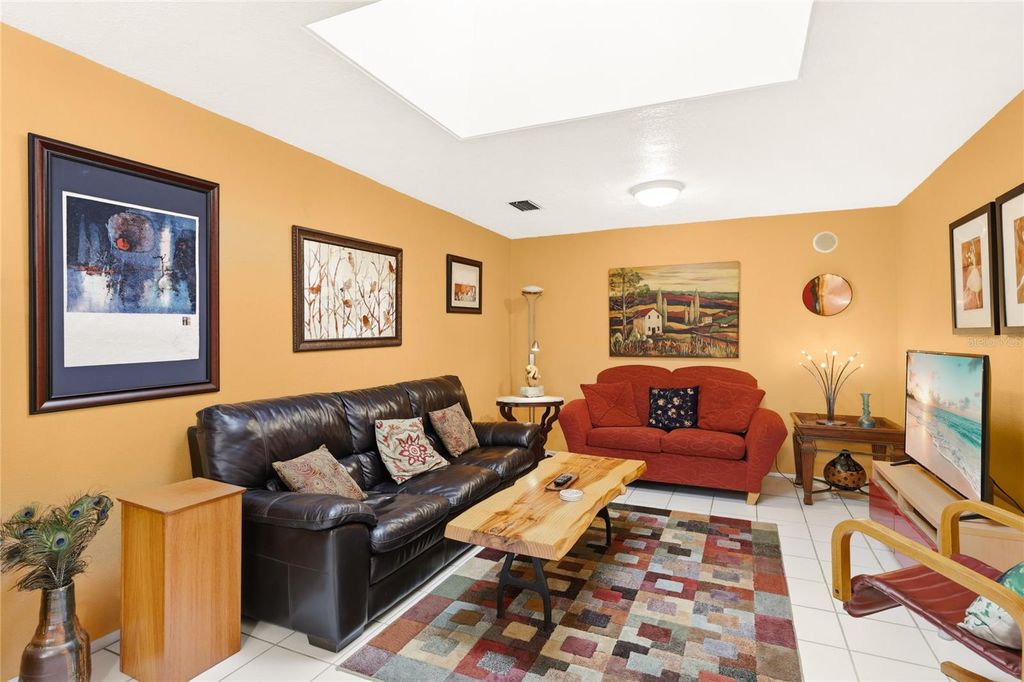 Image 18 of property listing at 906 TROPICAL DRIVE, Bradenton, FL 34208