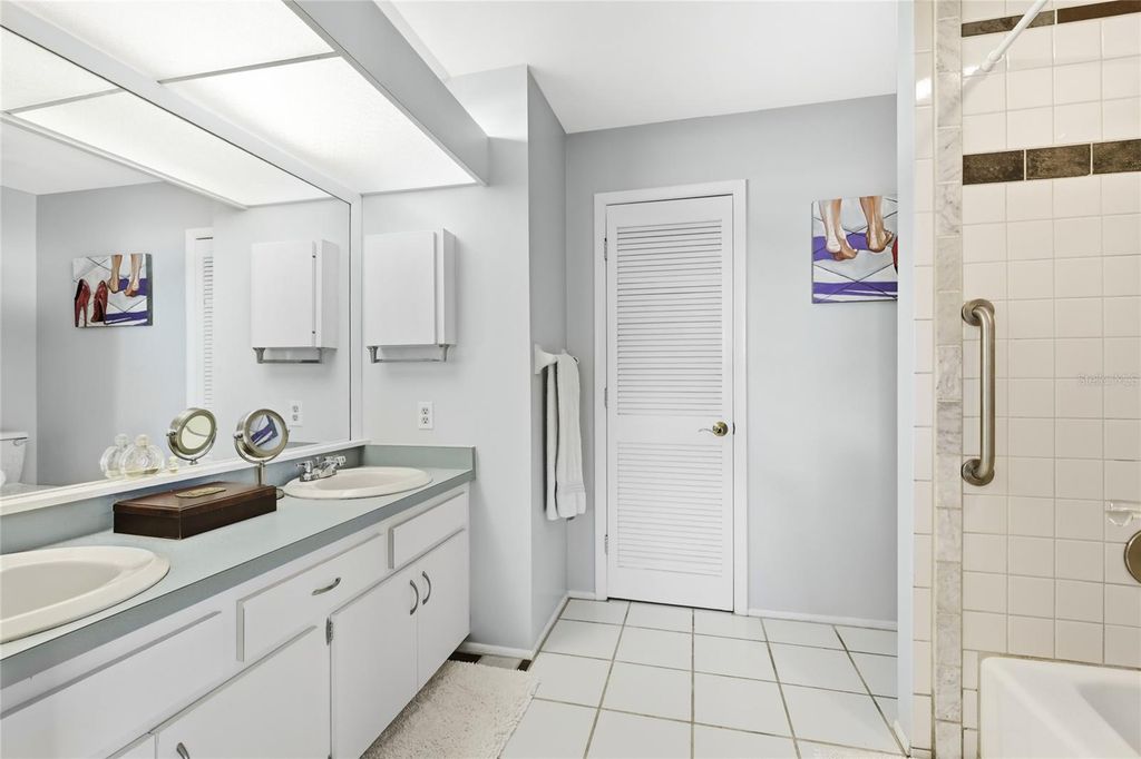 Image 23 of property listing at 906 TROPICAL DRIVE, Bradenton, FL 34208