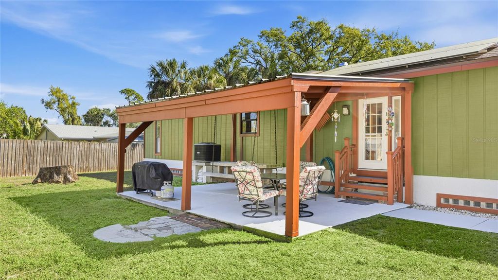 Image 36 of property listing at 906 TROPICAL DRIVE, Bradenton, FL 34208