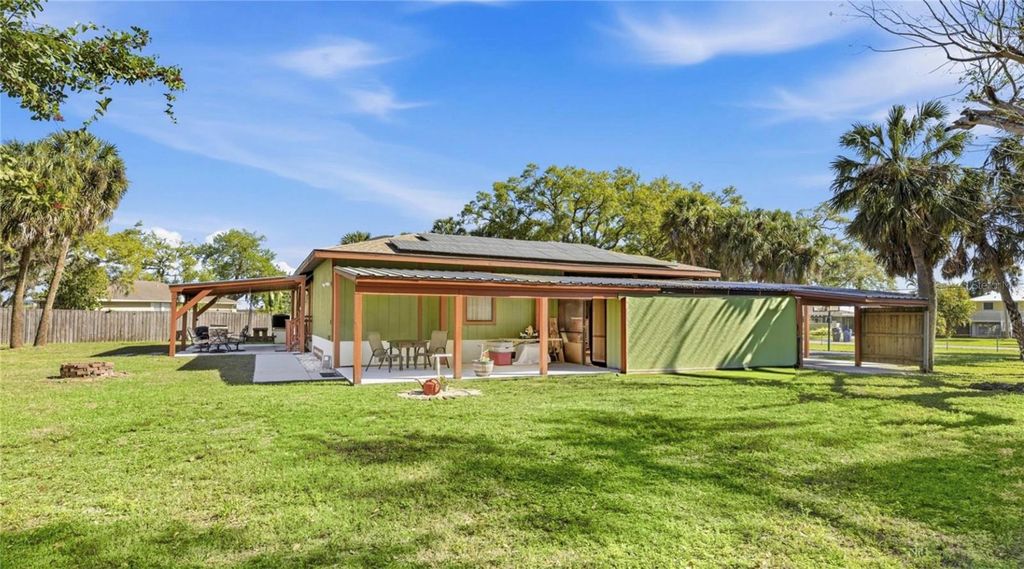 Image 5 of property listing at 906 TROPICAL DRIVE, Bradenton, FL 34208