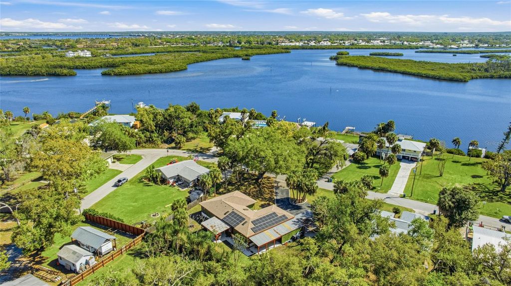 Image 6 of property listing at 906 TROPICAL DRIVE, Bradenton, FL 34208