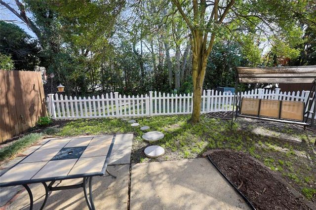 15 Towne Square DR, Newport News, VA 23607