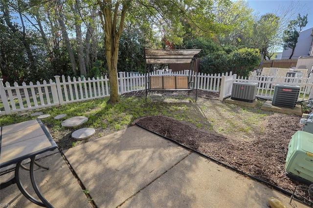 15 Towne Square DR, Newport News, VA 23607