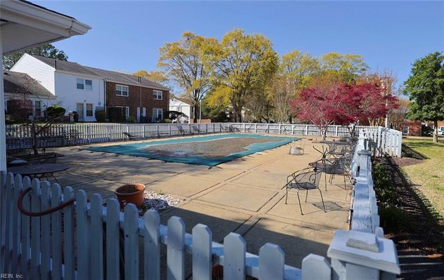 15 Towne Square DR, Newport News, VA 23607