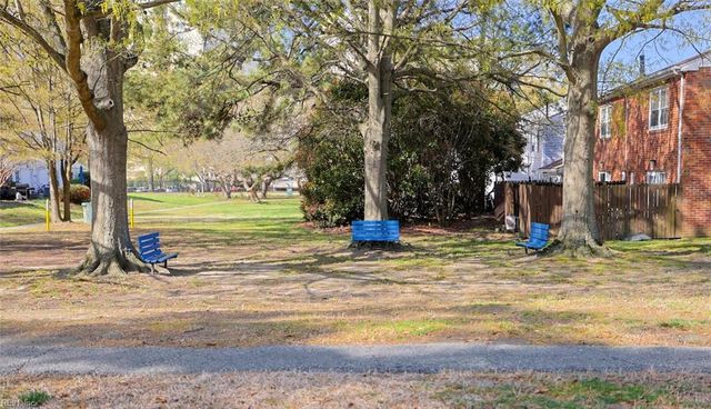 15 Towne Square DR, Newport News, VA 23607