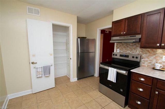 15 Towne Square DR, Newport News, VA 23607