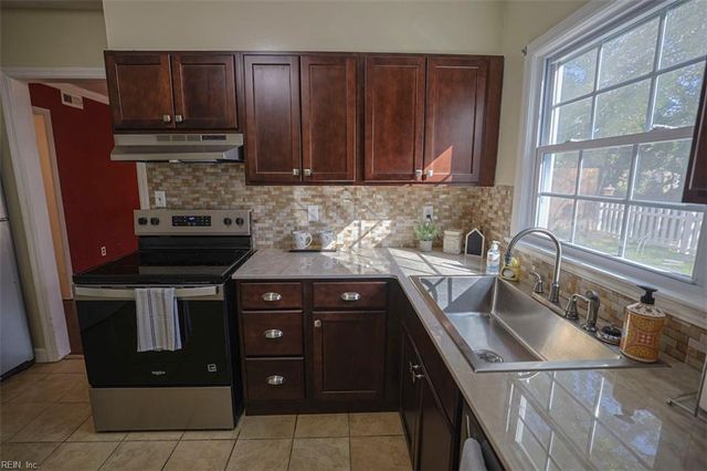 15 Towne Square DR, Newport News, VA 23607