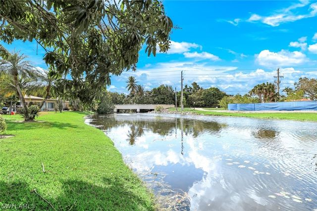 561 Palm View DR 16, Naples, FL 34110