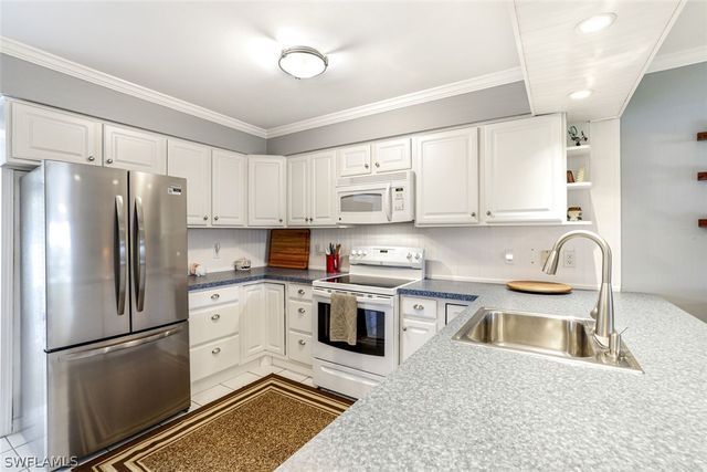 561 Palm View DR 16, Naples, FL 34110