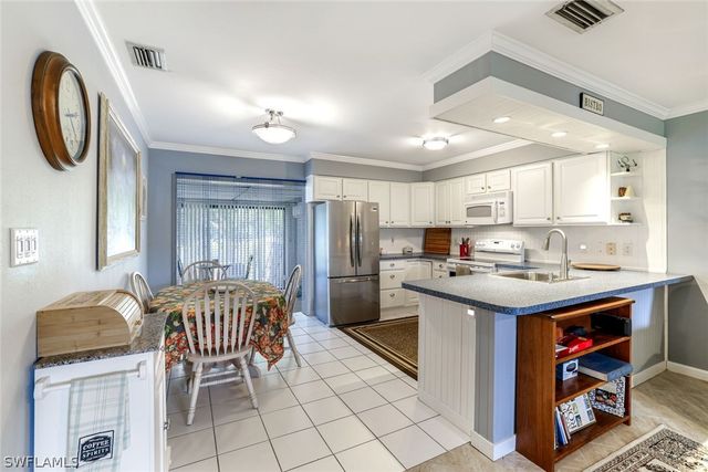 561 Palm View DR 16, Naples, FL 34110