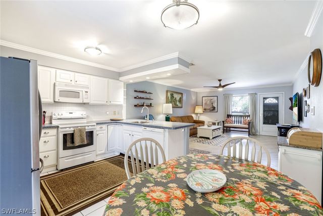 561 Palm View DR 16, Naples, FL 34110