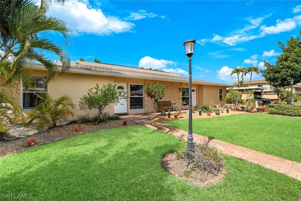 561 Palm View DR 16, Naples, FL 34110