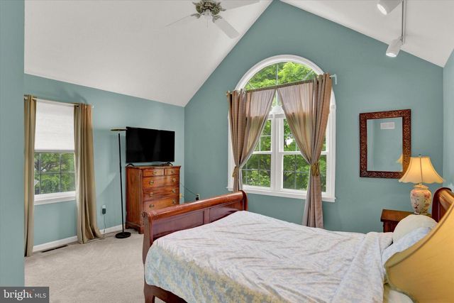 2405 W BAYBERRY DR, Harrisburg, PA 17112
