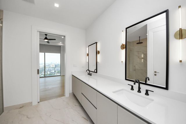 1711 Allen Parkway 2207, Houston, TX 77019