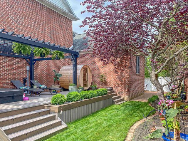 1521 Larkinwood Lane, Evansville, IN 47715