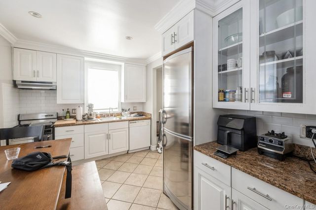 9 Hyatt Avenue, Yonkers, NY 10704