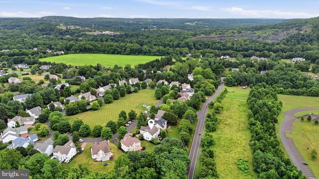 48 LENAPE DR, New Hope, PA 18938