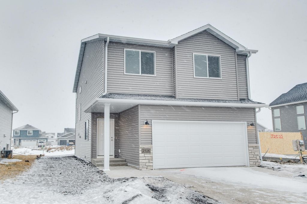 2516 38th Avenue S, Moorhead, MN 56560