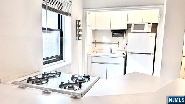 2337 Hudson Terrace A14, Fort Lee, NJ 07024