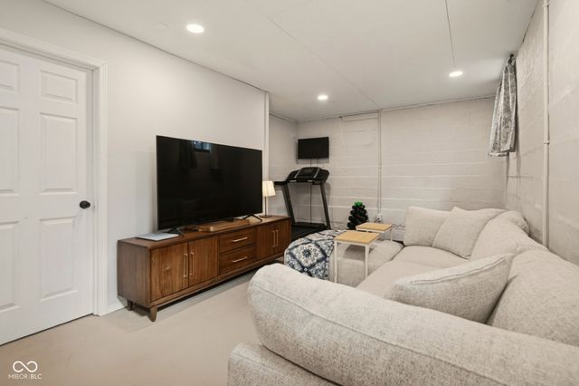 1620 Lafayette Avenue, Columbus, IN 47201