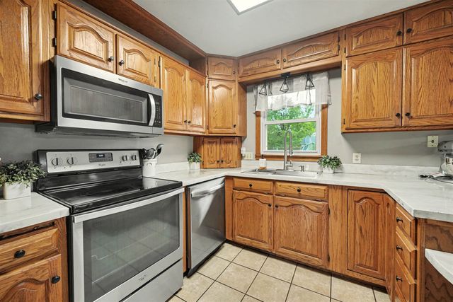 2242 Mayfair Dr, Salina, KS 67401