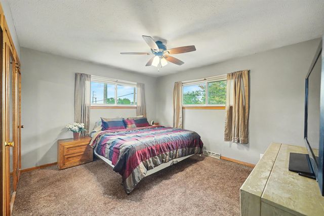 2242 Mayfair Dr, Salina, KS 67401