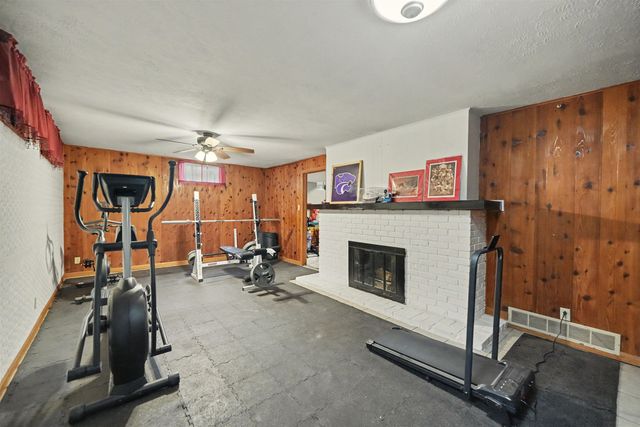 2242 Mayfair Dr, Salina, KS 67401