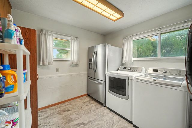 2242 Mayfair Dr, Salina, KS 67401