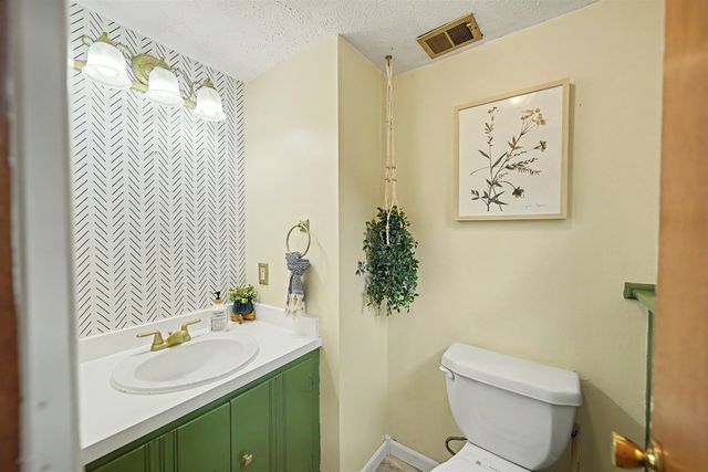 2242 Mayfair Dr, Salina, KS 67401