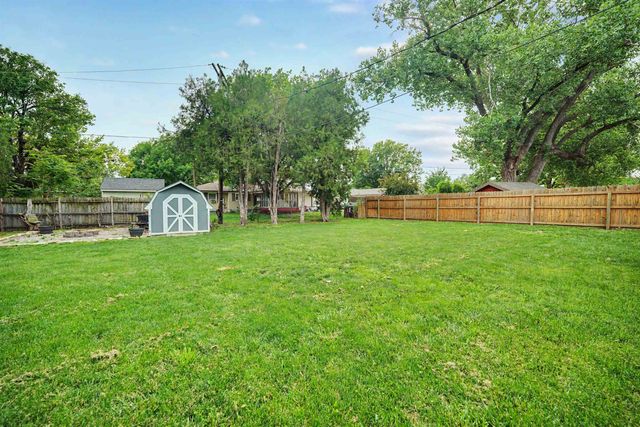 2242 Mayfair Dr, Salina, KS 67401