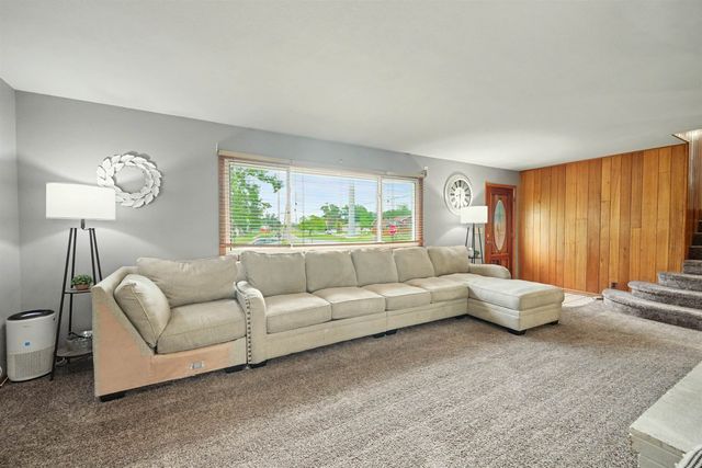 2242 Mayfair Dr, Salina, KS 67401