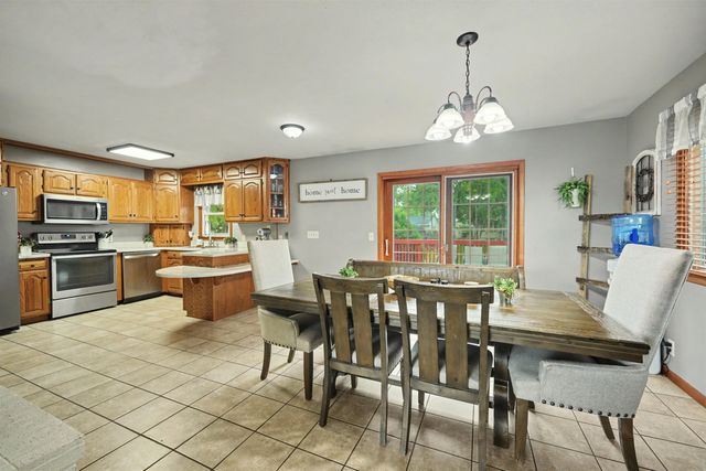 2242 Mayfair Dr, Salina, KS 67401