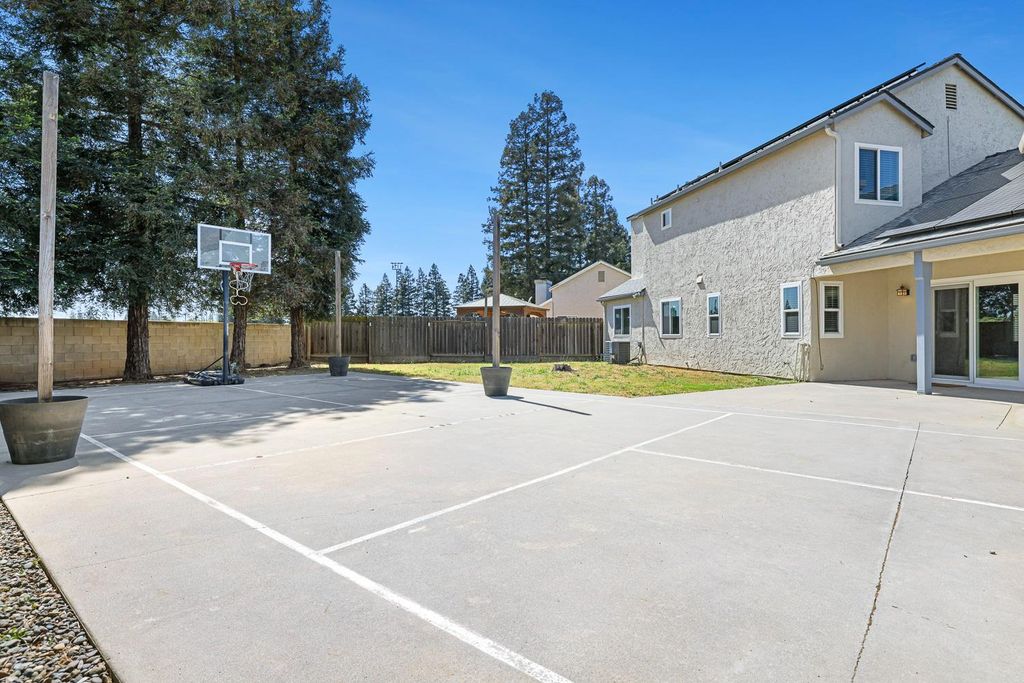 Image 29 of property listing at 8735 N Cedar Avenue # 122, Fresno, CA 93720