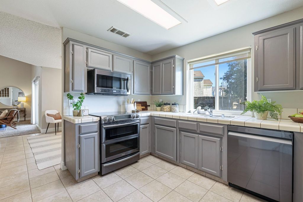 Image 8 of property listing at 8735 N Cedar Avenue # 122, Fresno, CA 93720