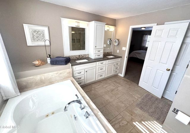 18 Jenee Way, Saratoga Springs, NY 12866