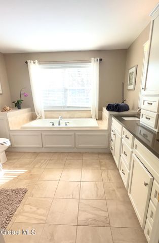 18 Jenee Way, Saratoga Springs, NY 12866