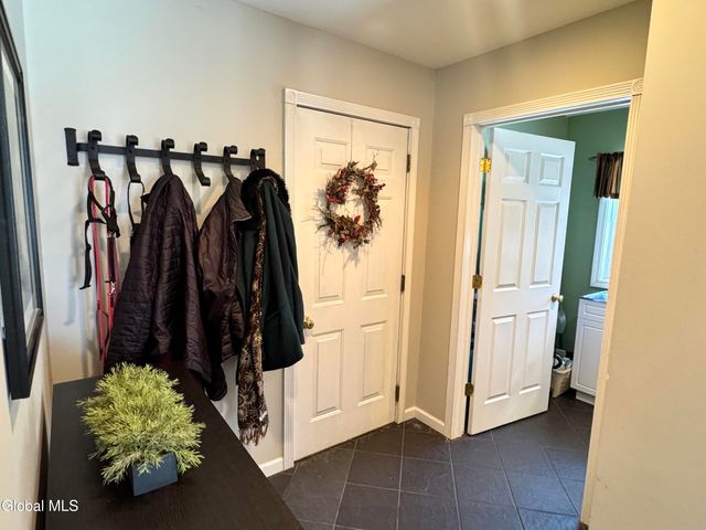 18 Jenee Way, Saratoga Springs, NY 12866