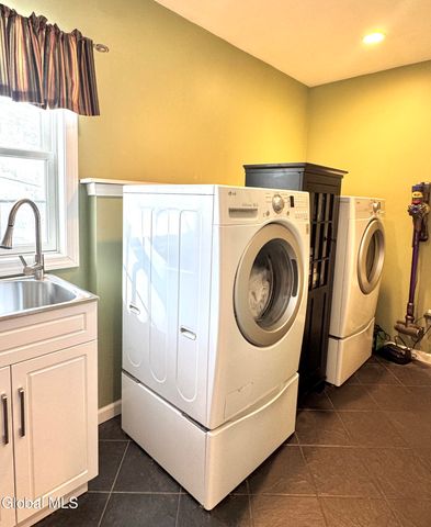 18 Jenee Way, Saratoga Springs, NY 12866