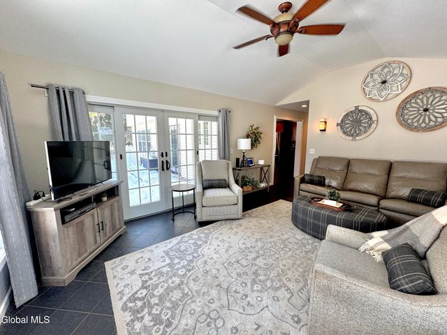 18 Jenee Way, Saratoga Springs, NY 12866